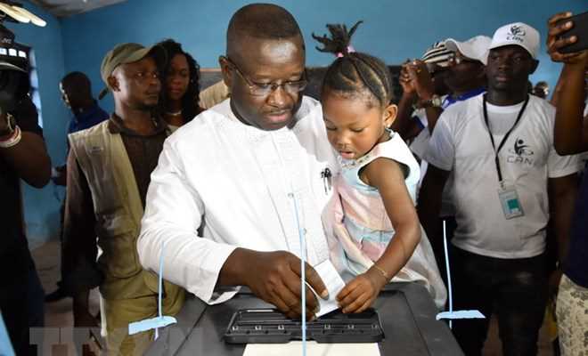 Sierra Leone hoãn kiểm phiếu bầu cử tổng thống vòng hai