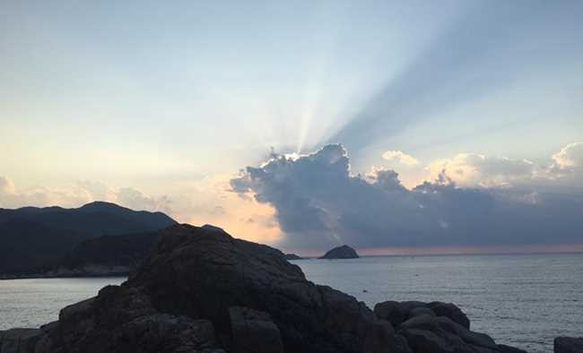 Đắm mình giữa biển xanh như ngọc đẹp mê hồn ở vịnh Vĩnh Hy