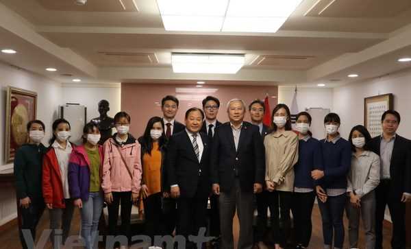 Bác sỹ Hàn Quốc phẫu thuật thẩm mỹ miễn phí cho người Việt Nam