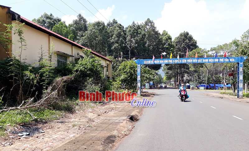 Nhếch nhác ở cổng chào khu phố