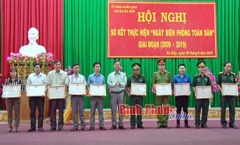 Bù Đốp sơ kết 10 năm “Ngày biên phòng toàn dân”