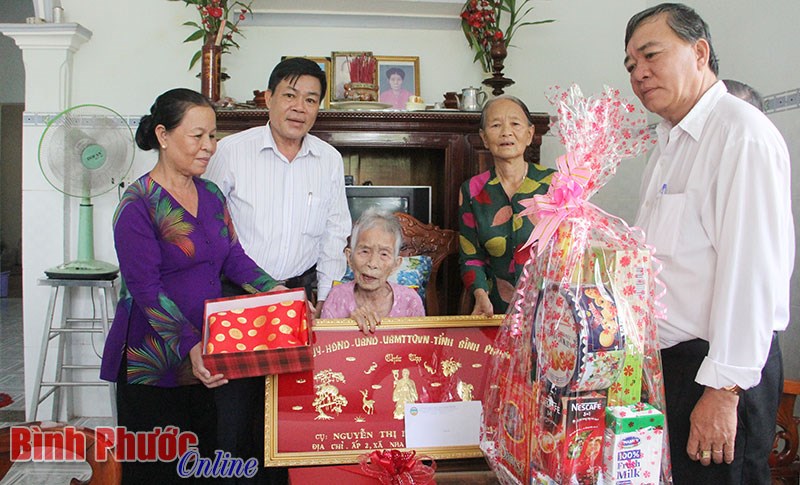 Đo&agrave;n c&aacute;n bộ thăm, tặng qu&agrave; người cao tuổi