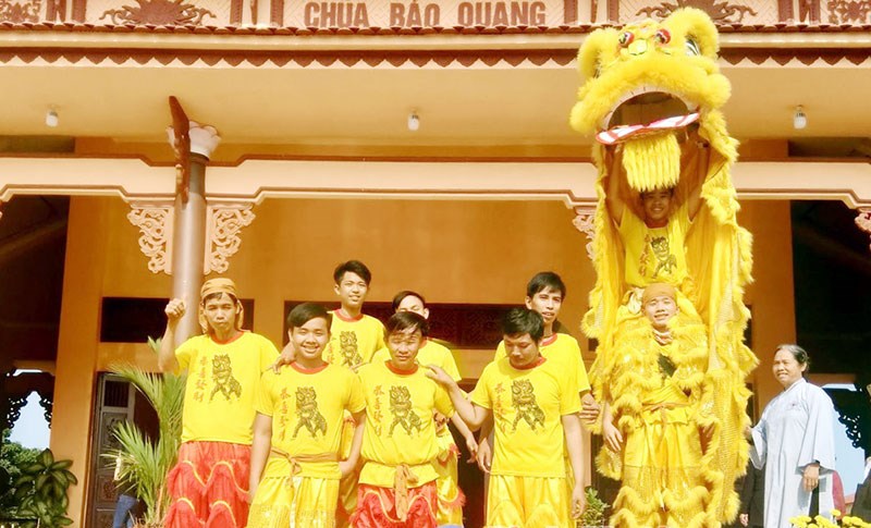 Mang niềm vui đến mọi người