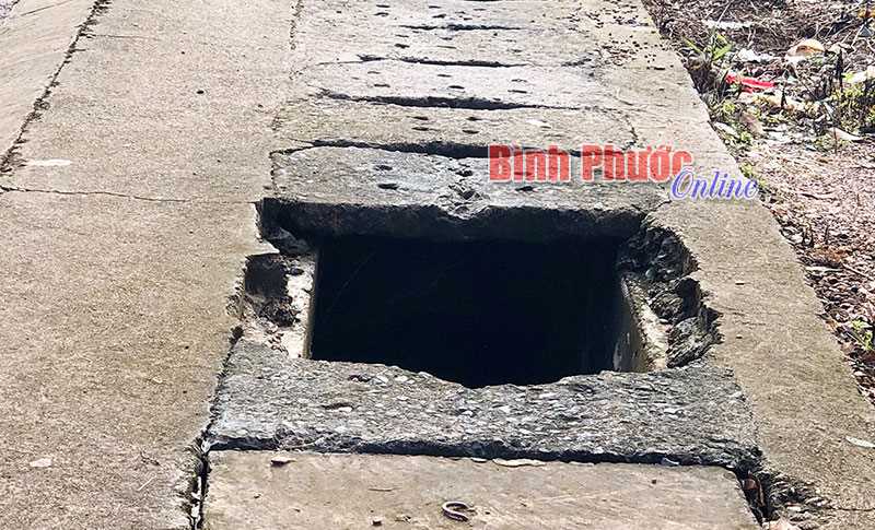 Cần sớm khắc phục nắp mương thoát nước