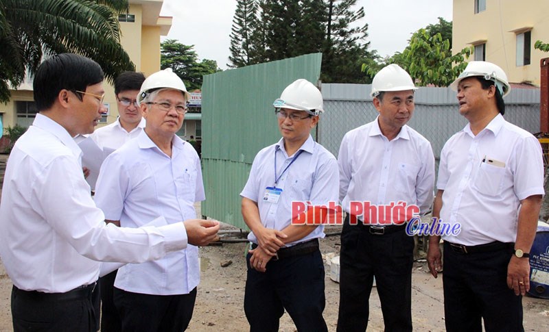 Bí thư Tỉnh ủy Nguyễn Văn Lợi Làm việc với ngành y tế