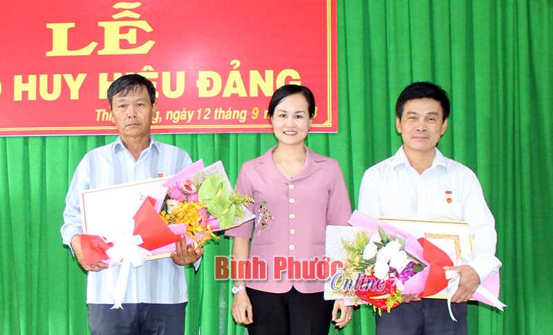 Bù Đốp trao 11 Huy hiệu Đảng đợt 2-9