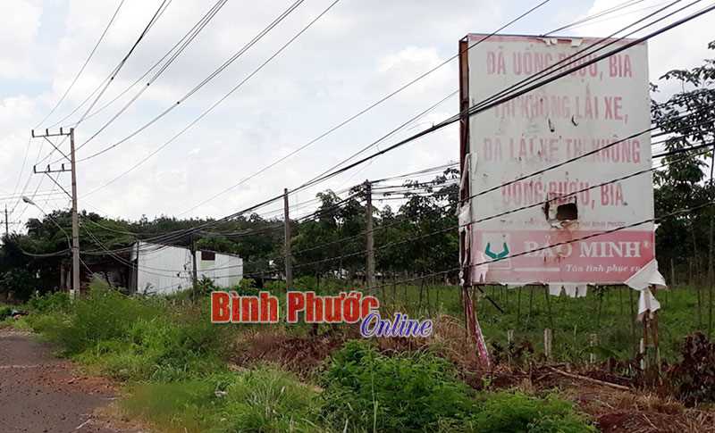 Pa-nô làm xấu con đường