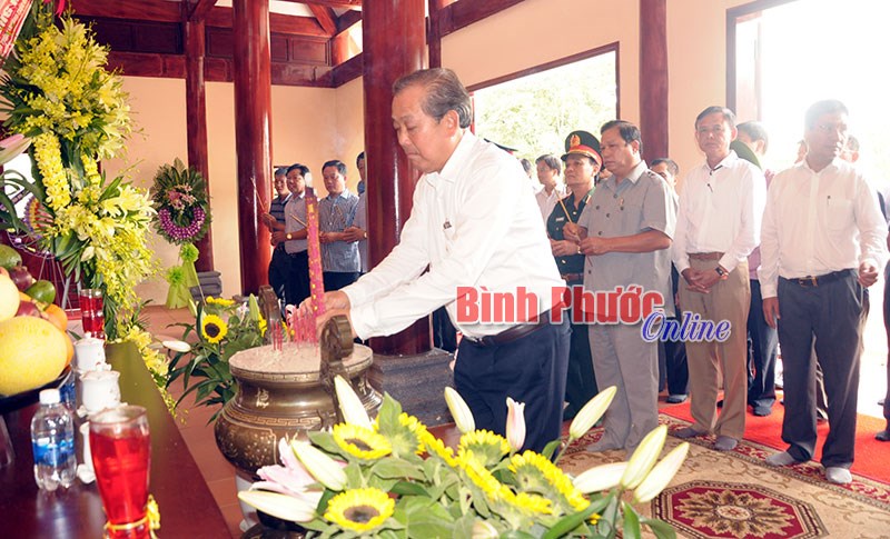 Phó thủ tướng Trương Hòa Bình dâng hương tại Tà Thiết, tặng quà gia đình chính sách và thăm khu định canh định cư