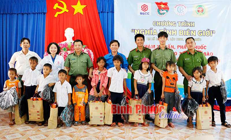 Đoàn thanh niên công an tỉnh khám bệnh, tặng quà đồng bào nghèo xã Lộc Hòa