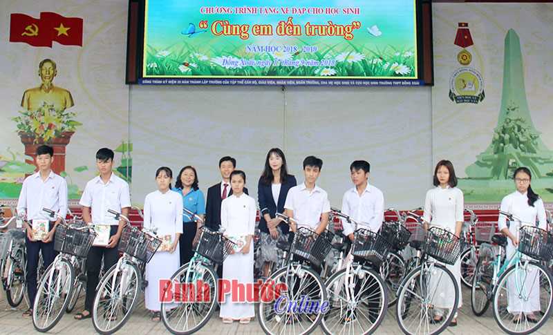 18 học sinh được tặng xe đạp “Cùng em đến trường”