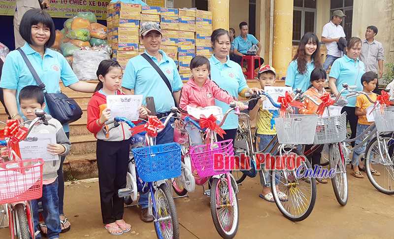 100 phần quà và 10 xe đạp tặng đồng bào nghèo Phú Sơn