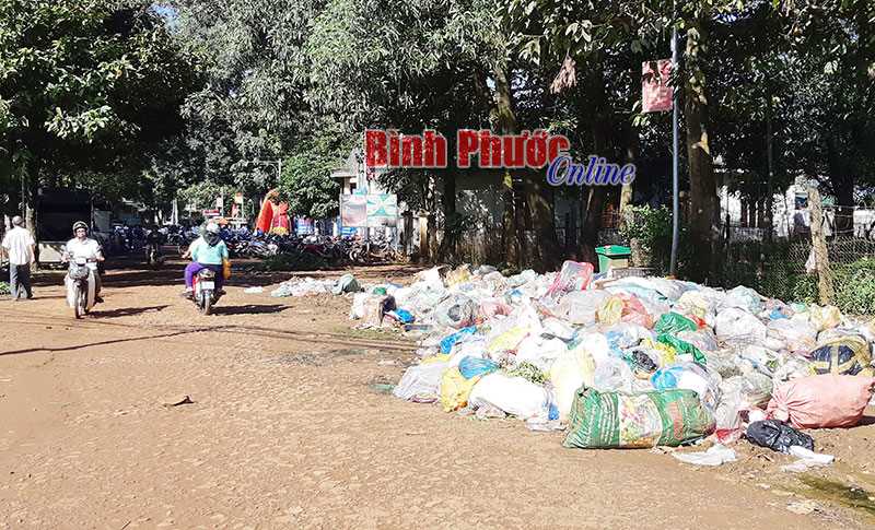 Bãi rác gần ngay trụ sở UBND xã