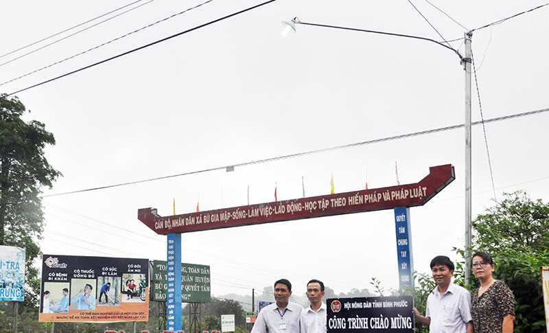 Bàn giao công trình “Thắp sáng vùng biên”