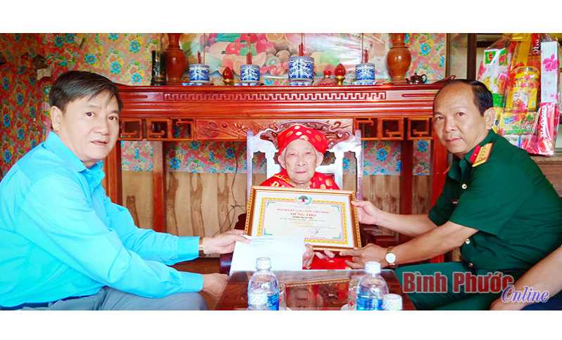 L&atilde;nh đạo tỉnh tặng qu&agrave; người cao tuổi huyện B&ugrave; Đốp