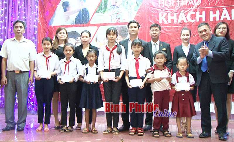 Prudential trao học bổng tặng học sinh nghèo