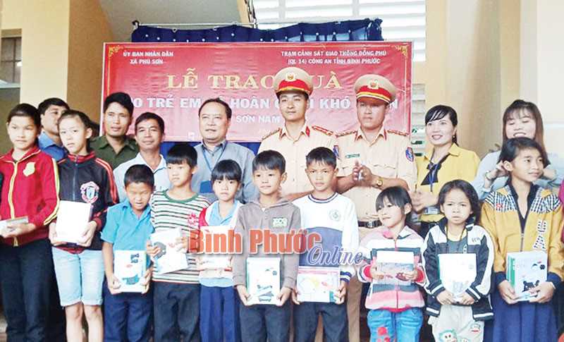 CSGT tặng 100 phần quà cho học sinh khó khăn xã Phú Sơn