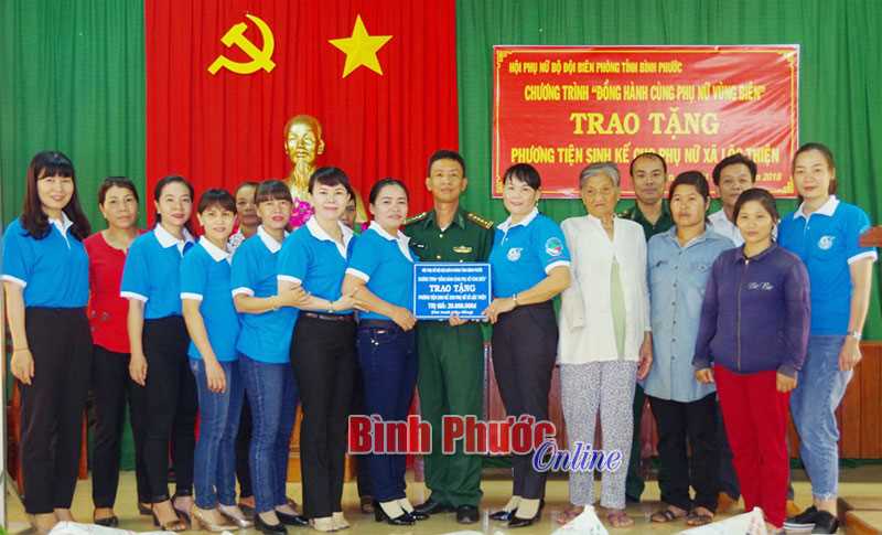 Trao phương tiện sinh kế cho phụ nữ nghèo vùng biên