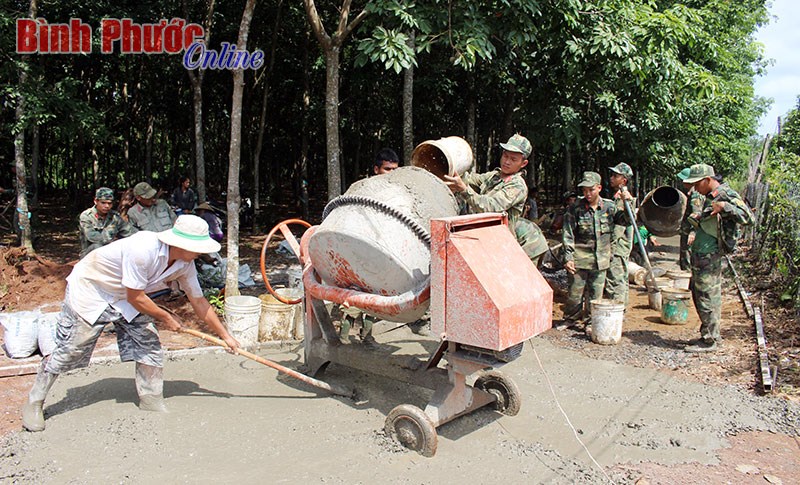 Lực lượng vũ trang Bù Đốp chung tay xây dựng nông thôn mới