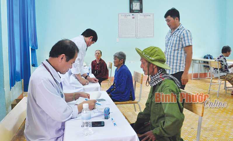 Đồng Phú quan tâm mua thẻ BHYT cho người nghèo, cận nghèo