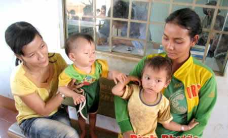 Tặng quà trung thu cho trẻ em Bù Gia Mập