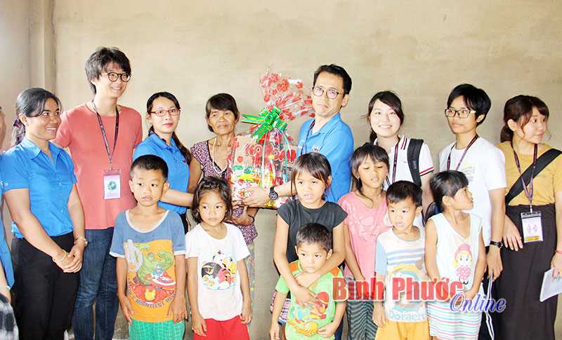 Đoàn thanh niên Việt - Nhật tặng 40 phần quà tại xã Đoàn Kết