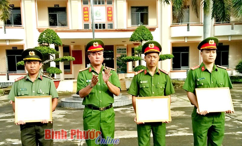 Khen thưởng 2 tập thể và 8 cá nhân công an nhân dân