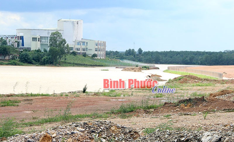 Công trình xây dựng bờ kè và nạo vét hồ Suối Cam chậm tiến độ