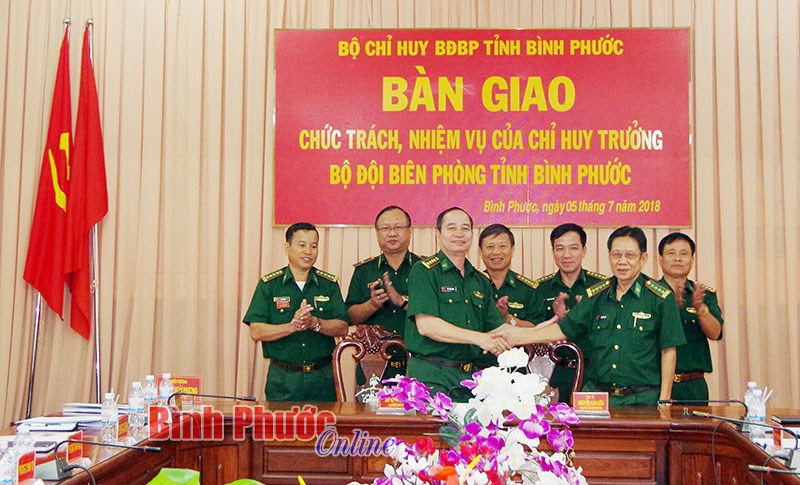 Bàn giao chức trách, nhiệm vụ chỉ huy trưởng