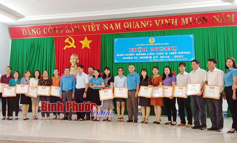 Bù Đăng: 476 đoàn viên công đoàn được kết nạp Đảng