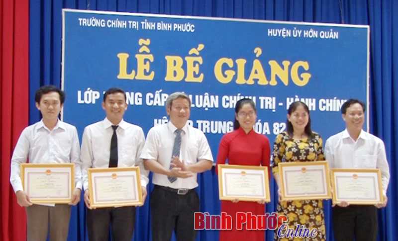 Bế giảng lớp trung cấp lý luận chính trị - hành chính khóa 82