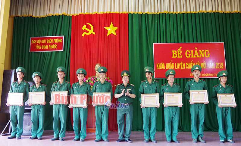 Bế giảng khóa huấn luyện chiến sĩ mới