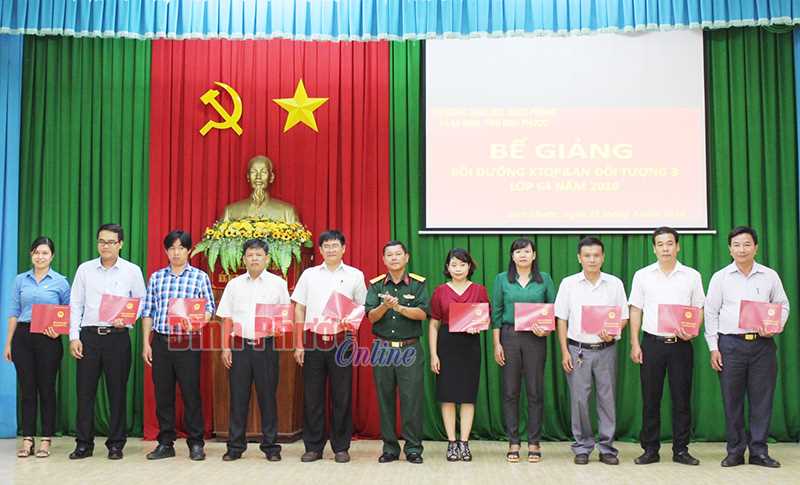 Bế giảng lớp bồi dưỡng kiến thức quốc phòng - an ninh đối tượng 3