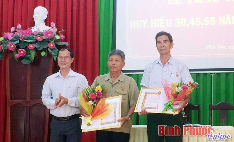 Bình Long: 22 đảng viên được trao Huy hiệu Đảng