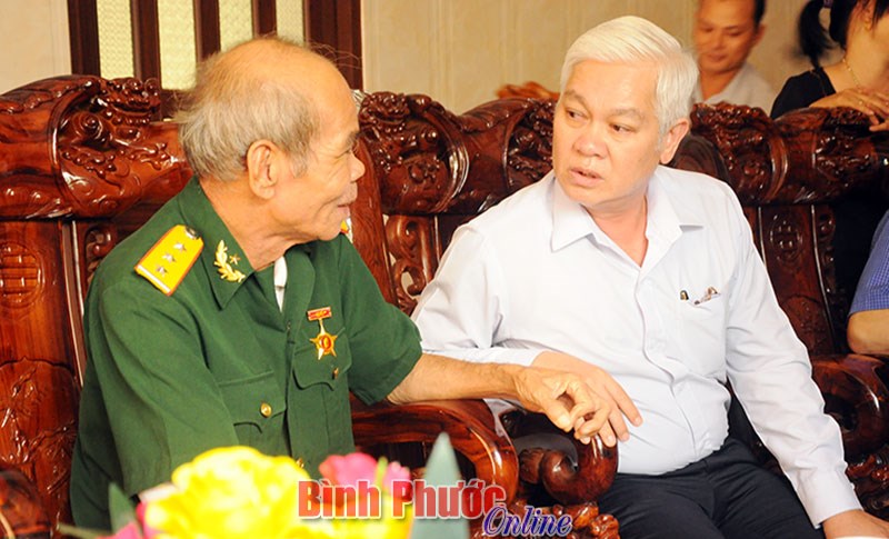 Lãnh đạo tỉnh thăm, tặng quà gia đình chính sách dịp 27-7
