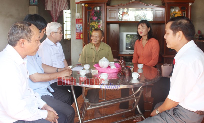 Bí thư Tỉnh ủy thăm, tặng quà gia đình chính sách và kiểm tra dự án Tà Thiết
