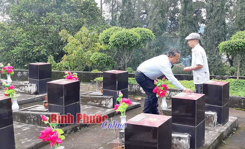 Bù Đăng: Lấy mẫu xét nghiệm ADN các liệt sĩ để bổ sung thông tin