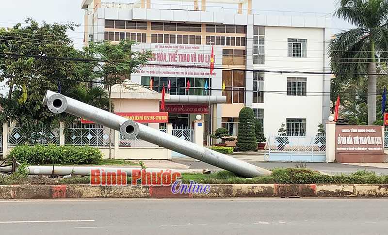 Cần sớm khắc phục cụm biển báo chỉ dẫn giao thông