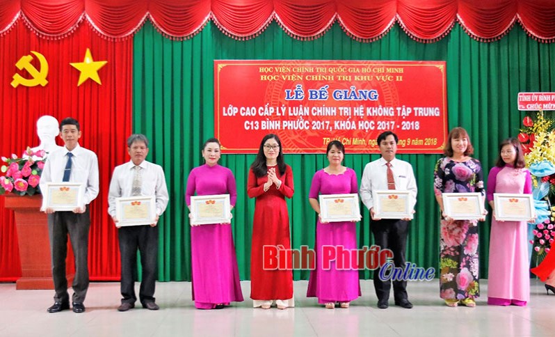 90 học viên tốt nghiệp cao cấp lý luận chính trị