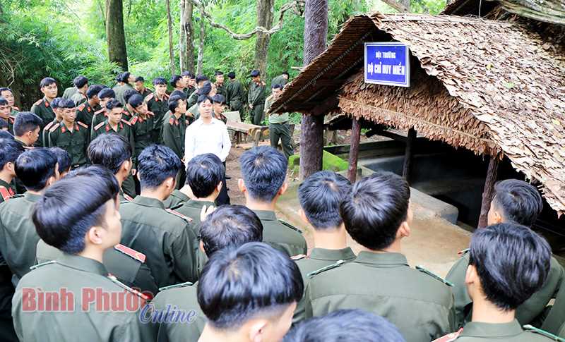 Chiến sĩ trẻ về nguồn