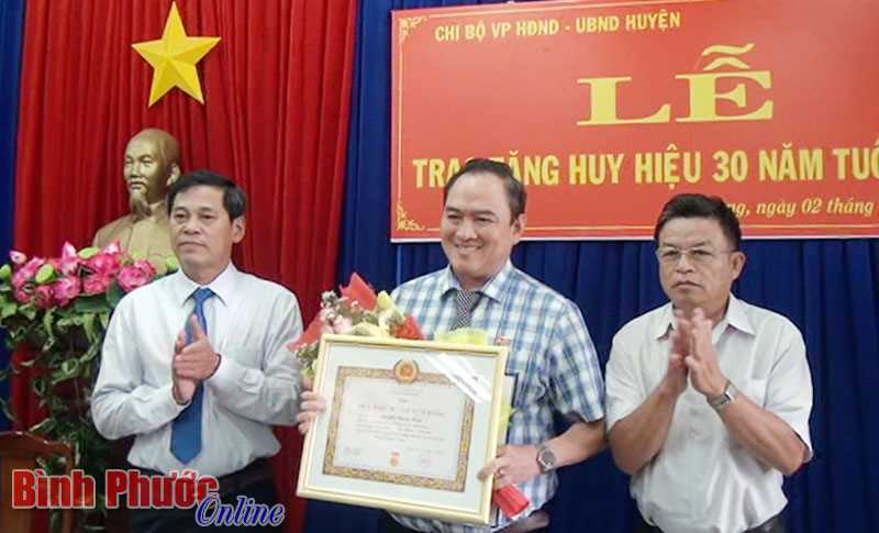 Chủ tịch UBND huyện Bù Đăng nhận Huy hiệu 30 năm tuổi Đảng