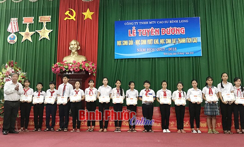 Cao su Bình Long tuyên dương học sinh giỏi