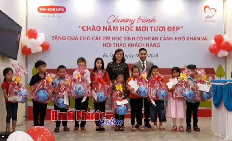 Trao học bổng cho 60 học sinh nghèo