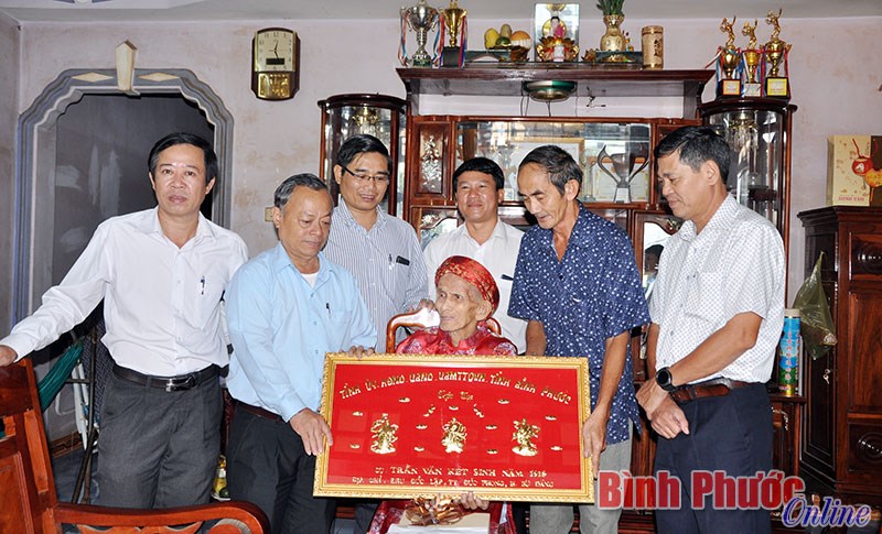 Lãnh đạo tỉnh thăm, tặng quà người cao tuổi huyện Bù Đăng