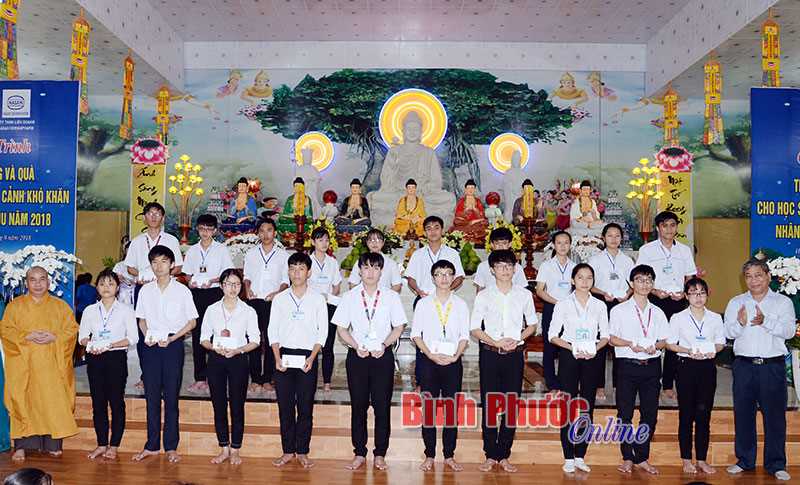 300 suất học bổng tặng học sinh khó khăn