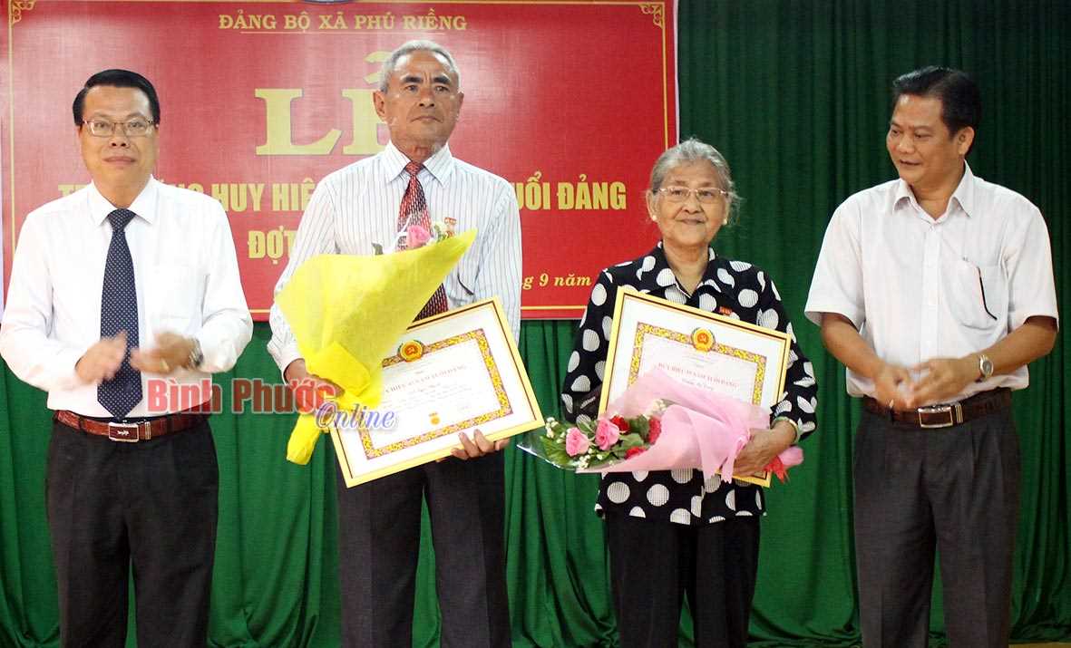Phú Riềng trao huy hiệu 55, 45 năm tuổi Đảng