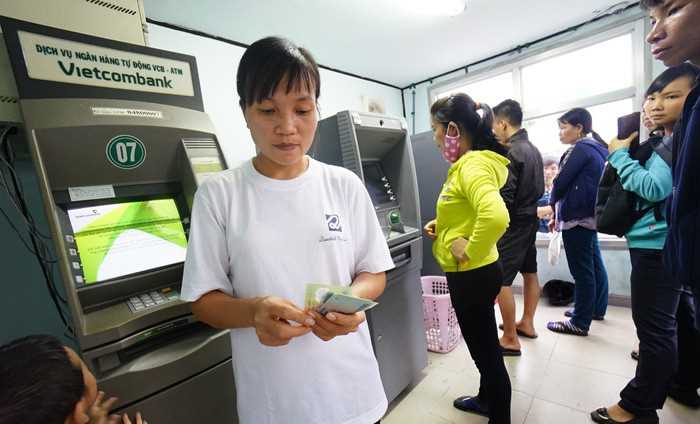 Vietcombank lại thông báo tăng phí rút tiền ATM nội mạng