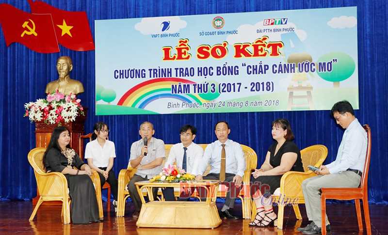 Trao học bổng “chắp cánh ước mơ”