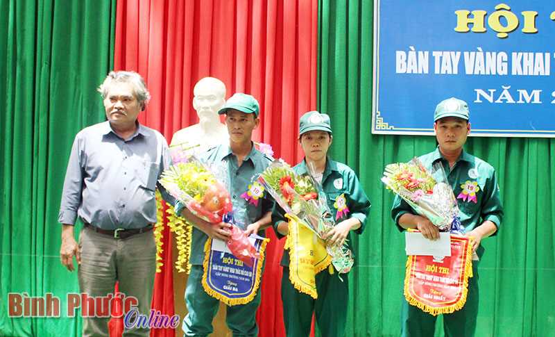 Công nhân Bùi Văn Chanh nhất hội thi “Bàn tay vàng” Nông trường Xa Cam
