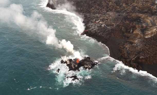 Nham thạch núi lửa phun trào ở Hawaii tạo thành đảo nhỏ ngoài khơi