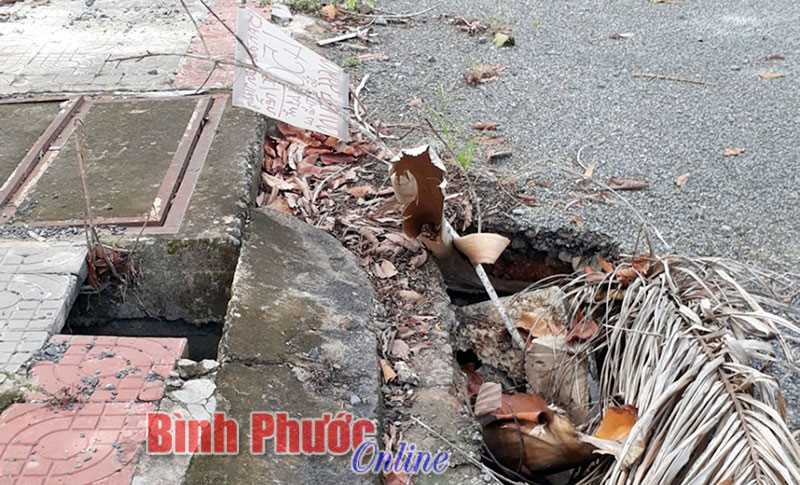 Hố sâu trên đường Hoàng Hoa Thám